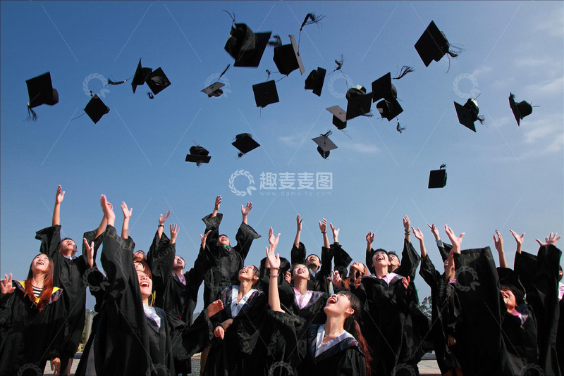 高清大图下载【趣麦麦图】同学们扔学士帽庆祝毕业