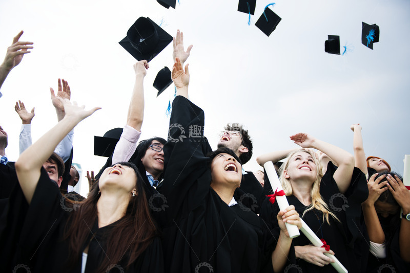 高清大图下载【趣麦麦图】欢乐庆祝毕业的学生们