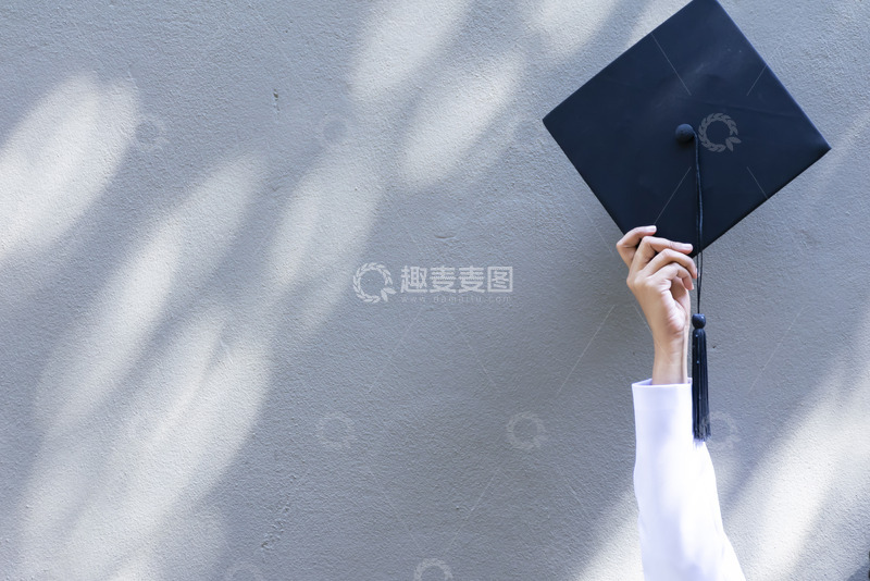 高清大图下载【趣麦麦图】树影下手拿学士帽的学生