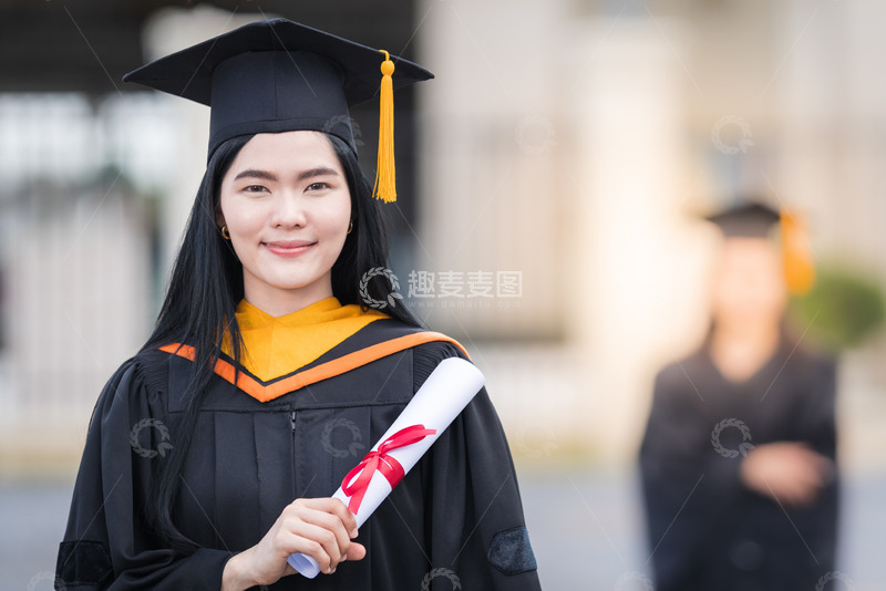 高清大图下载【趣麦麦图】身穿学士服拍照纪念的学生