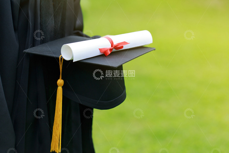 高清大图下载【趣麦麦图】毕业生拿着学士帽与毕业证