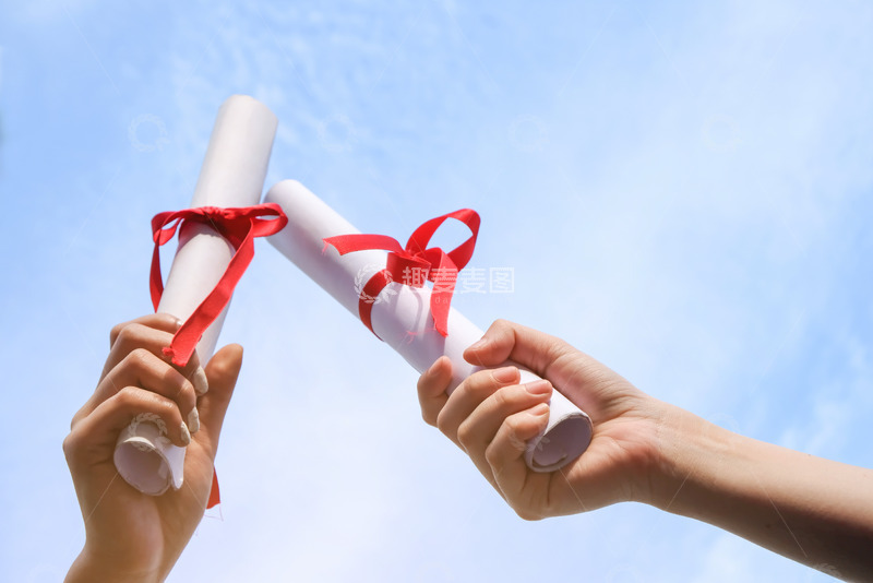 高清大图下载【趣麦麦图】手中拿着的学位证书