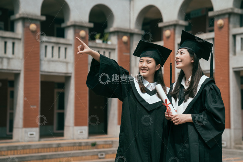 高清大图下载【趣麦麦图】两个大学生在学校中
