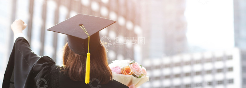 高清大图下载【趣麦麦图】身穿学士服抱着花朵庆祝毕业