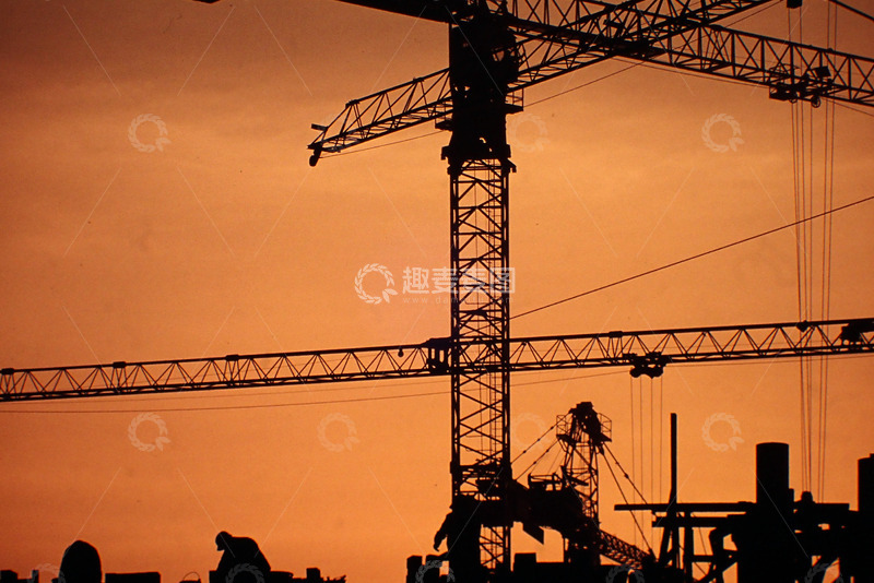 高清大图下载【趣麦麦图】低角度侧影起重机工地施工
