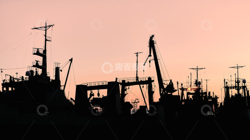 高清大图下载【趣麦麦图】剪影船舶集装箱起重机海港日落背景