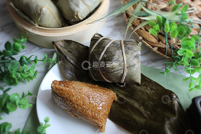高清大图下载【趣麦麦图】俯拍盘子里的粽子