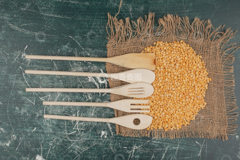 高清大图下载【趣麦麦图】地面上的麦粒与餐具