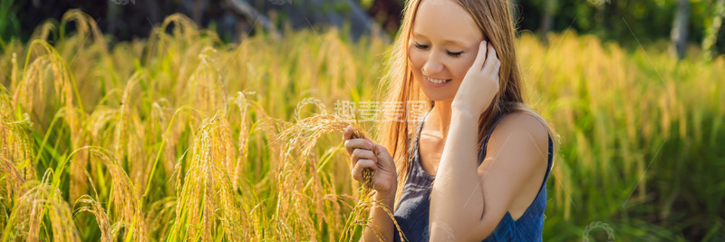 高清大图下载【趣麦麦图】田间手拿水稻的女性