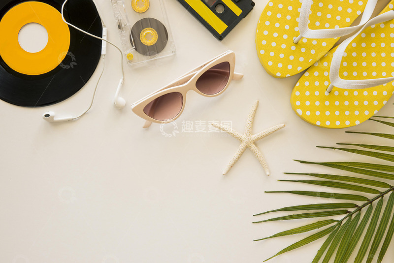 高清大图下载【趣麦麦图】暑期沙滩度假装备俯视图