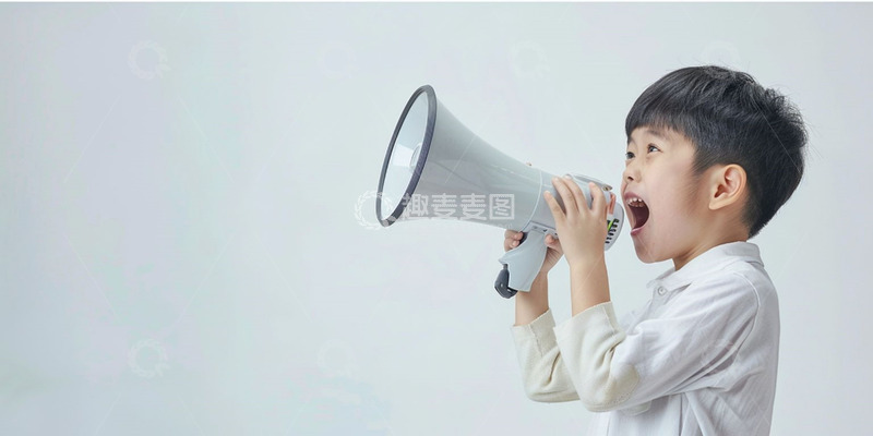 高清大图下载【趣麦麦图】白色背景拿着喇叭的男孩