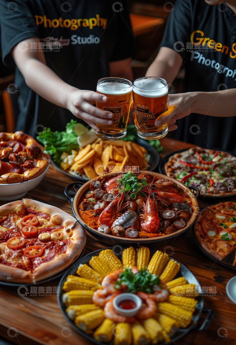 高清大图下载【趣麦麦图】聚会啤酒干杯场景AI摄影图