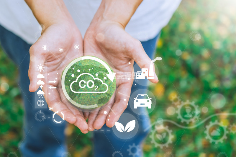 高清大图下载【趣麦麦图】手中捧着的绿色节能用品