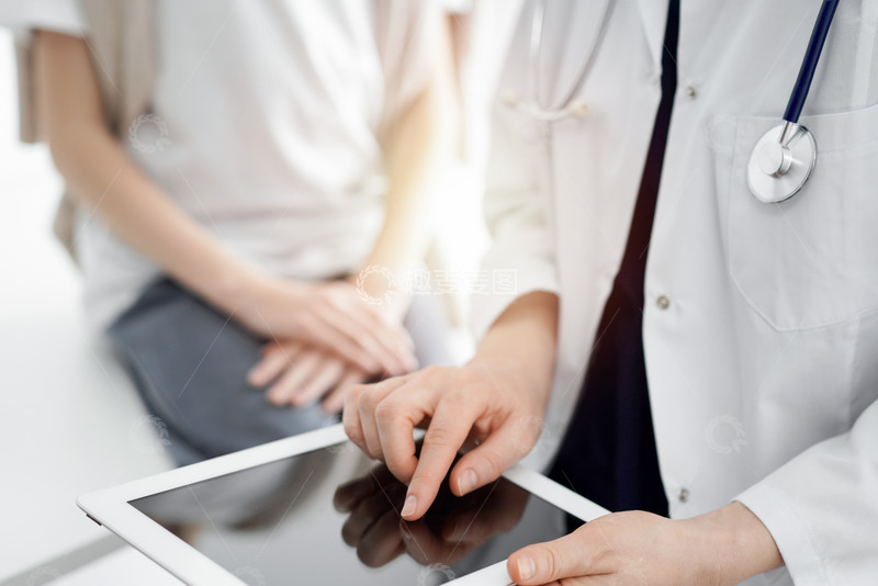 高清大图下载【趣麦麦图】医生正在使用平板电脑准备检查病情