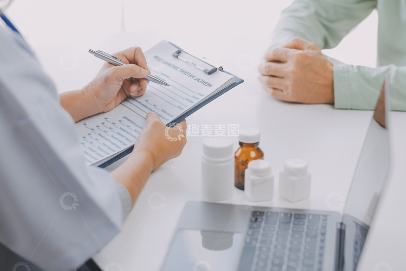 高清大图下载【趣麦麦图】与患者讨论病情写病历的医生
