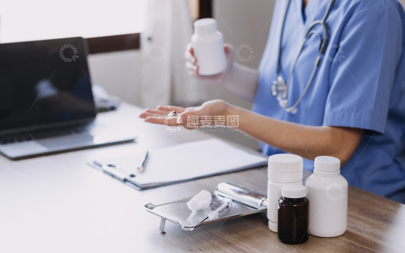 高清大图下载【趣麦麦图】正在给病人配药的医生
