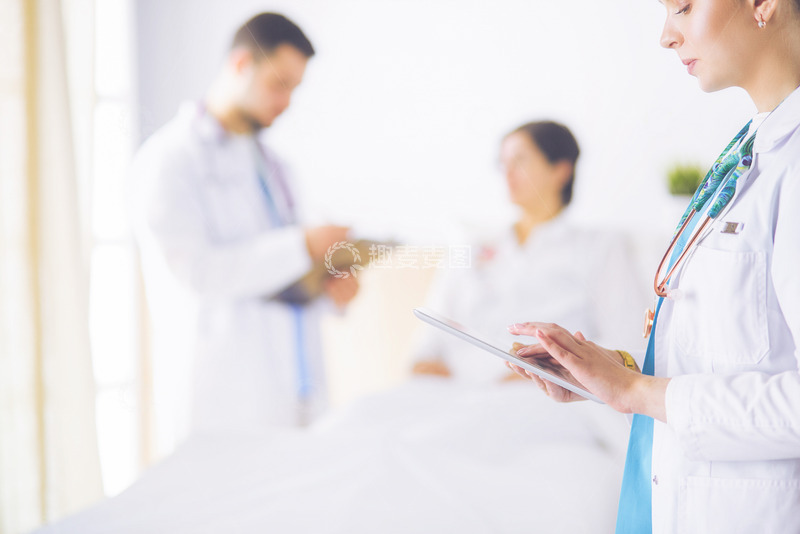 高清大图下载【趣麦麦图】男医生做术前检查