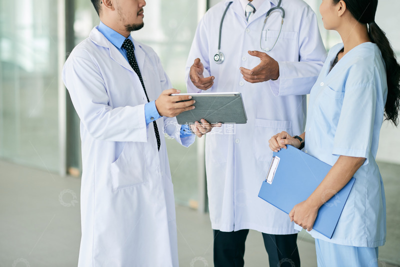 高清大图下载【趣麦麦图】正在探讨病情的医生人物特写