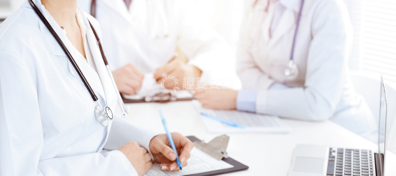 高清大图下载【趣麦麦图】开会讨论病情的医生摄影图
