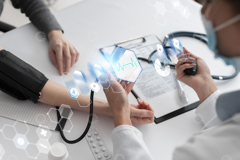 高清大图下载【趣麦麦图】正在给病人测血压的医生