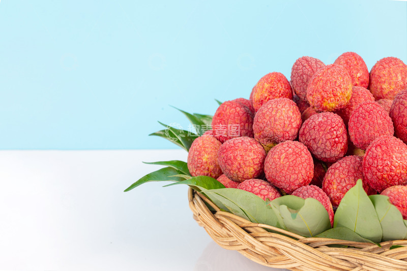 高清大图下载【趣麦麦图】一筐新鲜的荔枝果盘