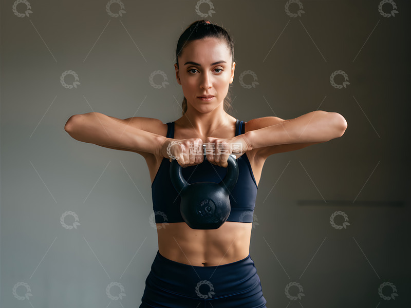 高清大图下载【趣麦麦图】用壶铃来锻炼的女人AI摄影图