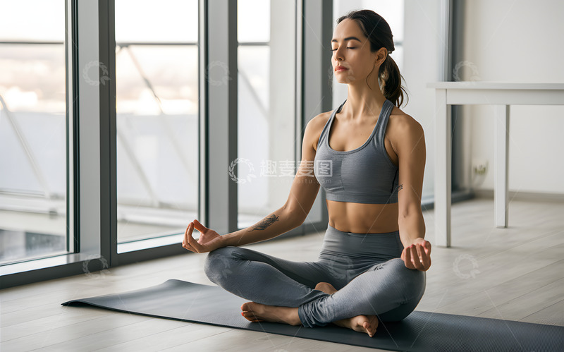 高清大图下载【趣麦麦图】窗边练瑜伽人物AI摄影图