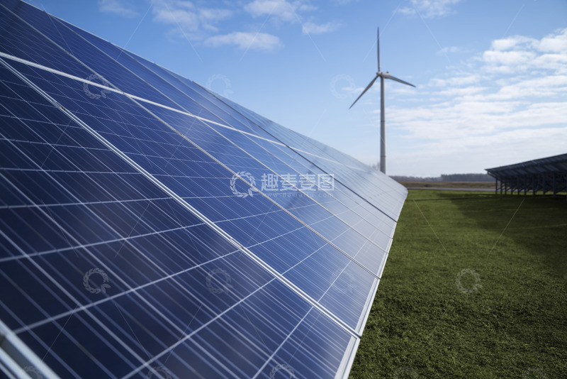 高清大图下载【趣麦麦图】太阳能板外风力发电厂