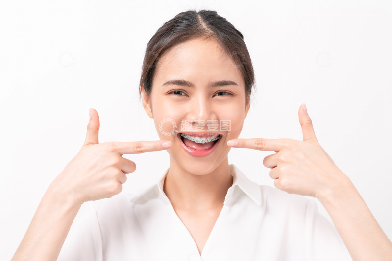 裂开嘴巴微笑的女生