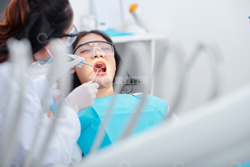 高清大图下载【趣麦麦图】正在检查牙齿的患者