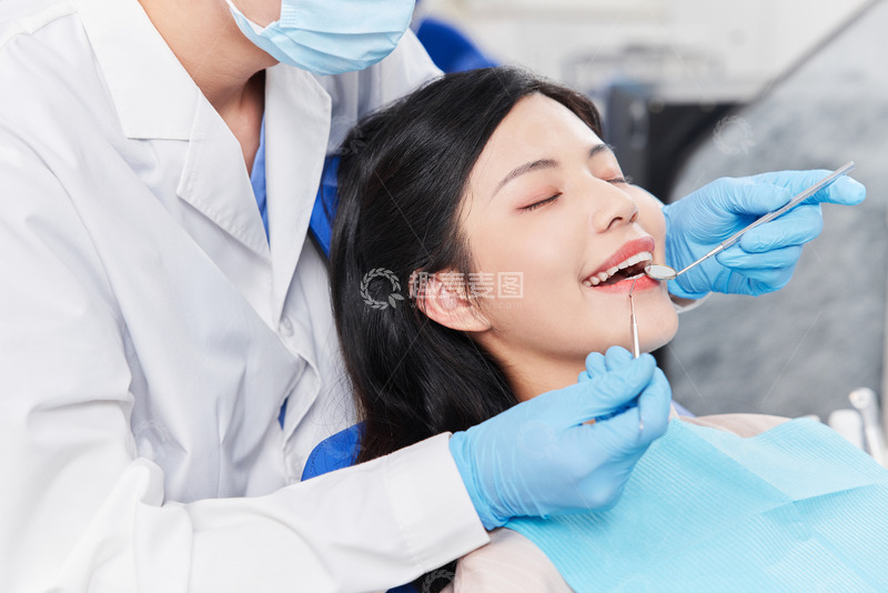 高清大图下载【趣麦麦图】给患者检查口腔的牙医