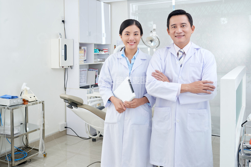 高清大图下载【趣麦麦图】牙科诊所的牙医与助理
