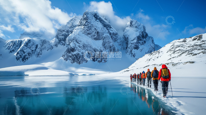 高清大图下载【趣麦麦图】登山队经过雪山里的湖泊