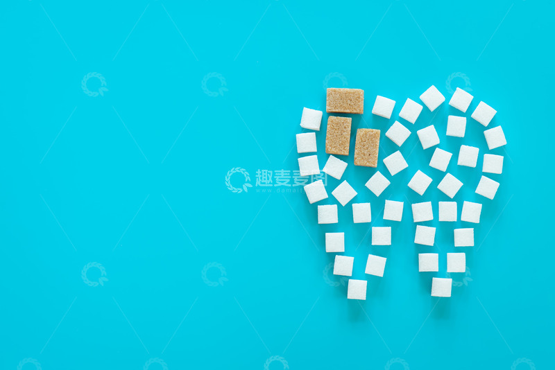 高清大图下载【趣麦麦图】蓝色背景下的卡通牙齿图案