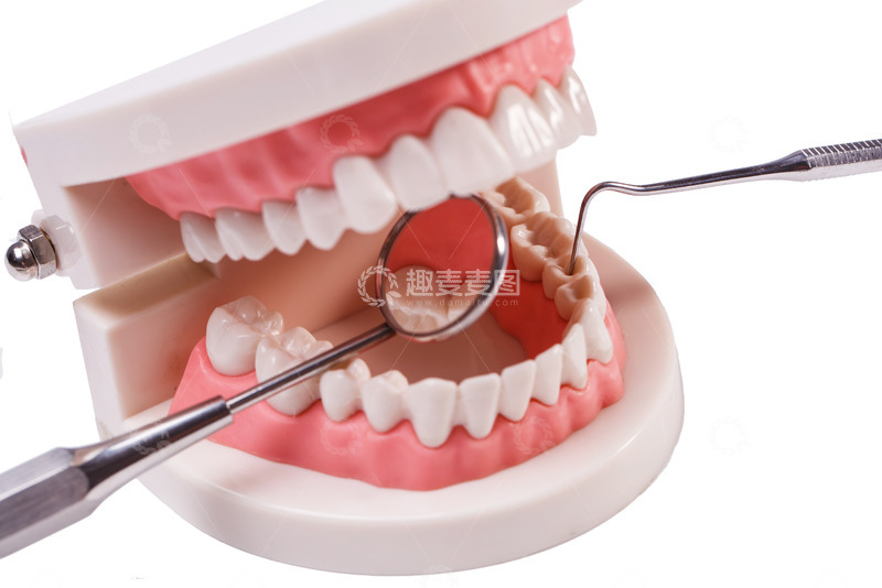高清大图下载【趣麦麦图】国际爱牙日正在治疗的牙齿