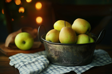 一个金属桶里的梨AI摄影图