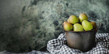 铁桶里装满的梨摄影图