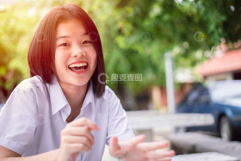 高清大图下载【趣麦麦图】世界微笑日快乐的青少年