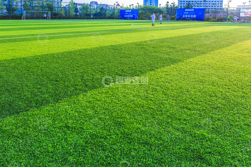 高清大图下载【趣麦麦图】绿茵操场的休闲时光