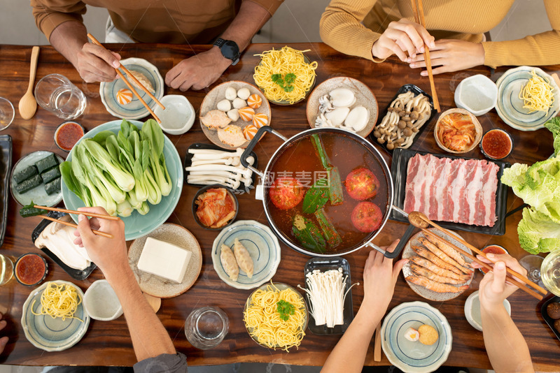 高清大图下载【趣麦麦图】家庭火锅欢聚时光