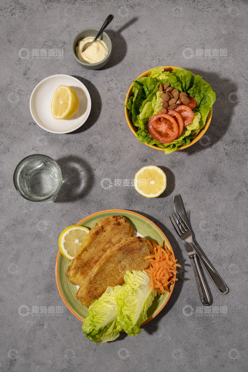 高清大图下载【趣麦麦图】简约现代风炸肉排与蔬果沙拉