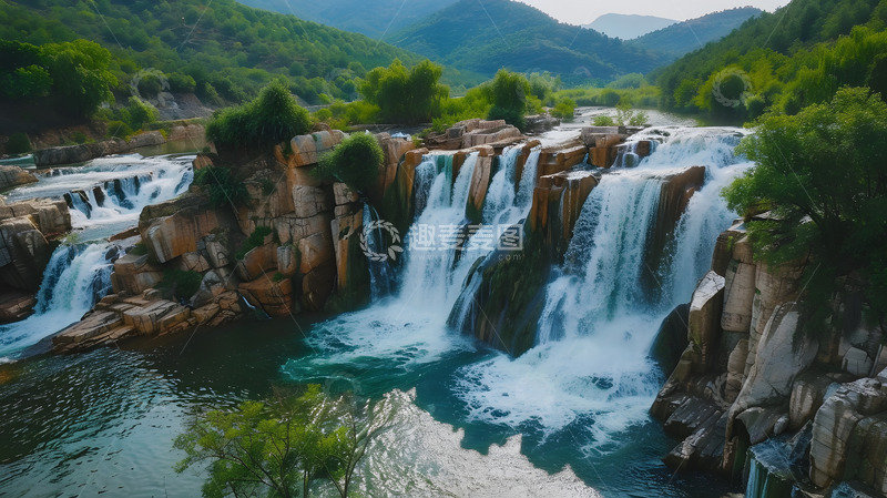 高清大图下载【趣麦麦图】瀑布群山环绕的自然景观