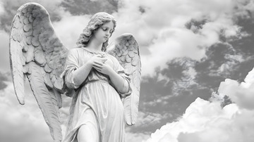 黑白天使雕像与云朵