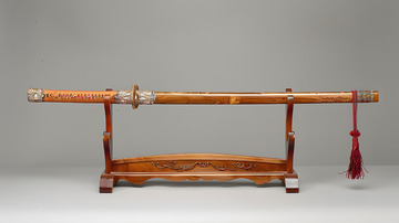 展示架上的古典木剑