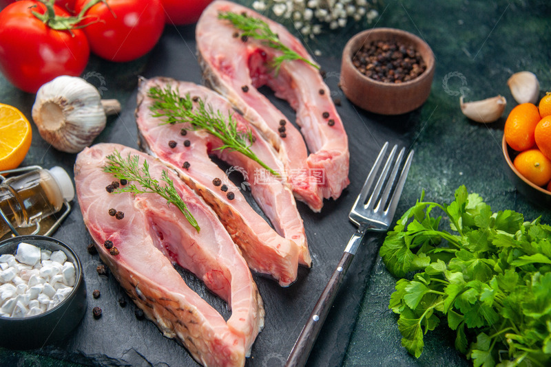 鲜美生鱼片与缤纷配料