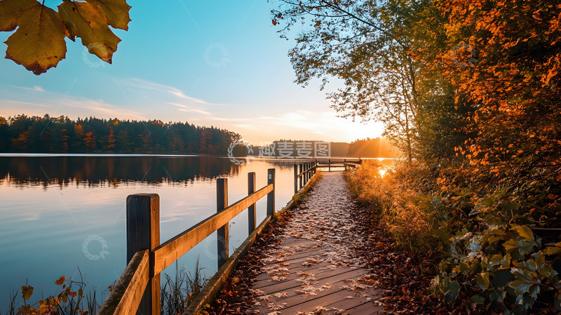 高清大图下载【趣麦麦图】日落湖畔步道与秋色树木的宁静风景壁纸