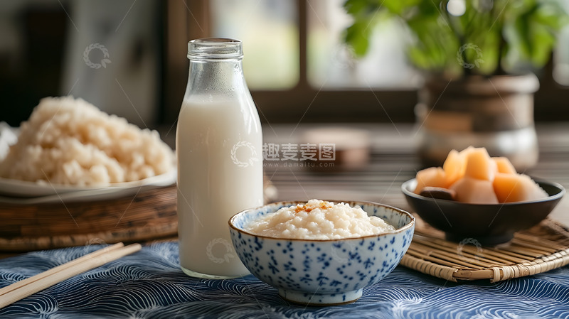高清大图下载【趣麦麦图】中式米粥与豆浆搭配的传统早餐美食摄影