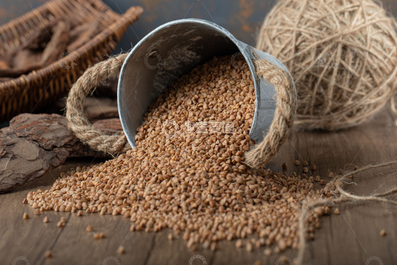 高清大图下载【趣麦麦图】金属桶畔的谷物盛宴