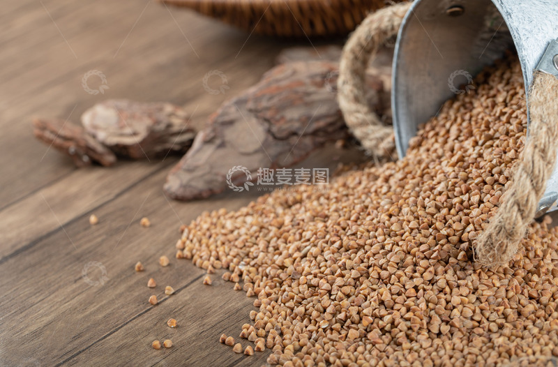 高清大图下载【趣麦麦图】麻袋倾泻木质地板上的自然小麦