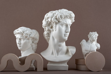 三尊石膏雕塑的静谧展示